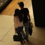 Camila Queiroz e Klebber Toledo andam de mãos dadas em shopping do Rio de Janeiro