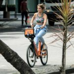 Isabella Santoni anda de bicicleta pelas ruas de Ipanema