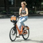 Isabella Santoni anda de bicicleta pelas ruas de Ipanema
