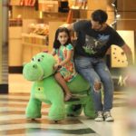 Mouhamed Harfouch brinca com os filhos em shopping