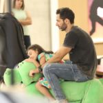 Mouhamed Harfouch brinca com os filhos em shopping