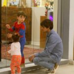 Felipe Simas brinca com os filhos em shopping carioca