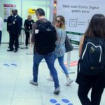 Sandy e Lucas Lima causam 'alvoroço' em aeroporto do Rio de Janeiro