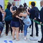 Sandy e Lucas Lima causam 'alvoroço' em aeroporto do Rio de Janeiro