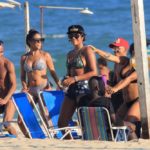 Ludmilla na praia de Ipanema com amigos