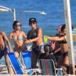 Ludmilla na praia de Ipanema com amigos