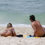 Ana Paula Minerato com suposto affair na praia da Barra da Tijuca