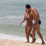 Ana Paula Minerato com suposto affair na praia da Barra da Tijuca