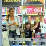 Grazi Massafera passeia com a filha em shopping do Rio de Janeiro