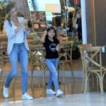 Grazi Massafera passeia com a filha em shopping do Rio de Janeiro