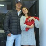 Isis Valverde e André Resende deixam maternidade com o filho recém-nascido