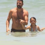 Marcelo Faria com a filha na praia do Leblon