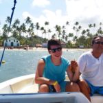 Geraldo Luis e John Sakra em passeio de barco