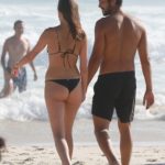 Agatha Moreira e Rodrigo Simas de mãos dadas na praia da Barra da Tijuca