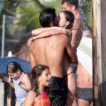 Rodrigo Simas e Agatha Moreira se beijam na praia da Barra da Tijuca