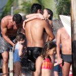 Rodrigo Simas e Agatha Moreira se beijam na praia da Barra da Tijuca