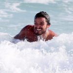 Rodrigo Simas se arrisca no surf