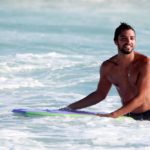 Rodrigo Simas se arrisca no surf