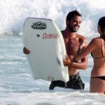 Rodrigo Simas se arrisca no surf e Agatha Moreira observa