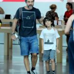 Eriberto Leão e o filho passeiam em shopping do Rio de Janeiro