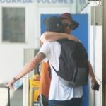 Paulo Gustavo e Gian Luca Ewbank se encontram em aeroporto do Rio de Janeiro