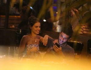 Chay Suede e Laura Neiva jantam em restaurante no Rio de Janeiro