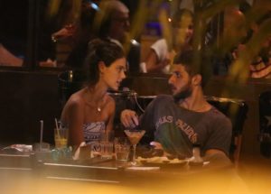 Chay Suede e Laura Neiva jantam em restaurante no Rio de Janeiro
