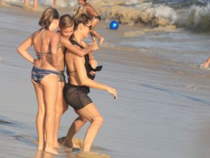 Fernanda Lima brinca com os filhos na praia do Leblon