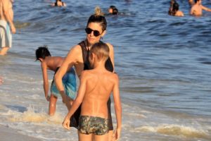 Fernanda Lima brinca com os filhos na praia do Leblon