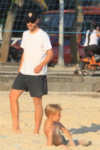 Rodrigo Hilbert jogando futevôlei na praia do Leblon