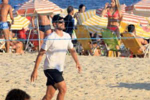 Rodrigo Hilbert jogando futevôlei na praia do Leblon