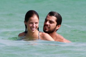 Rodrigo Simas e Agatha Moreira namoram na praia da Barra da Tijuca