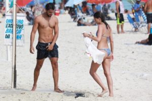 Rodrigo Simas e Agatha Moreira em praia do Rio de Janeiro