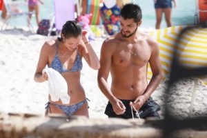 Rodrigo Simas e Agatha Moreira em praia do Rio de Janeiro
