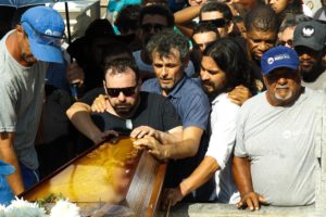 André Gonçalves no enterro de Caio Junqueira