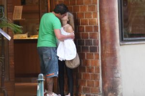 Felipe Dylon aos beijos com a namorada no Baixo Gávea