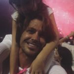 Dado Dolabella na praia de Copacabana com a filha