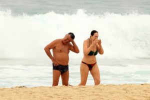 Arnaldo Cezar Coelho na praia de Ipanema com a mulher