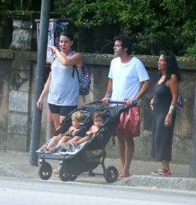 Bruno Mazzeo passeia com os filhos gêmeos no Rio de Janeiro