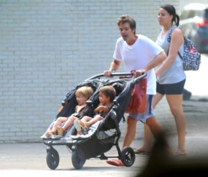 Bruno Mazzeo passeia com os filhos gêmeos no Rio de Janeiro