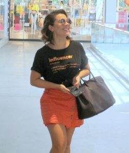 Fernanda Souza em shopping do Rio de Janeiro