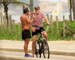 Marcos Caruso é parado por fã enquanto andava de bicicleta