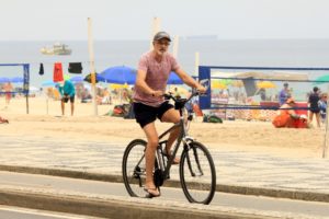 Marcos Caruso andando de bicicleta