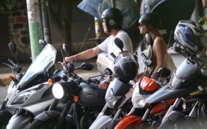 Rômulo Arantes Neto anda de moto com loira misteriosa