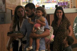 Felipe Simas em shopping do Rio de Janeiro com a família