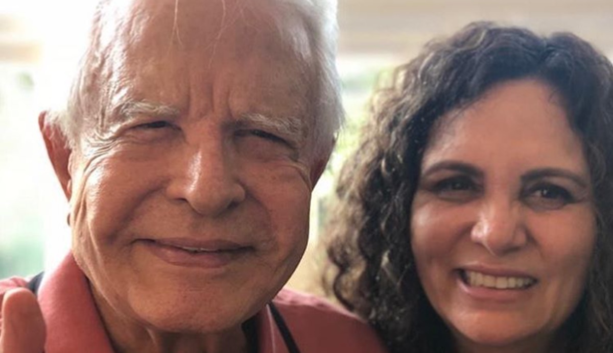 Aos 93 anos, Cid Moreira fala sobre sexo com esposa: "Continuamos brincando"