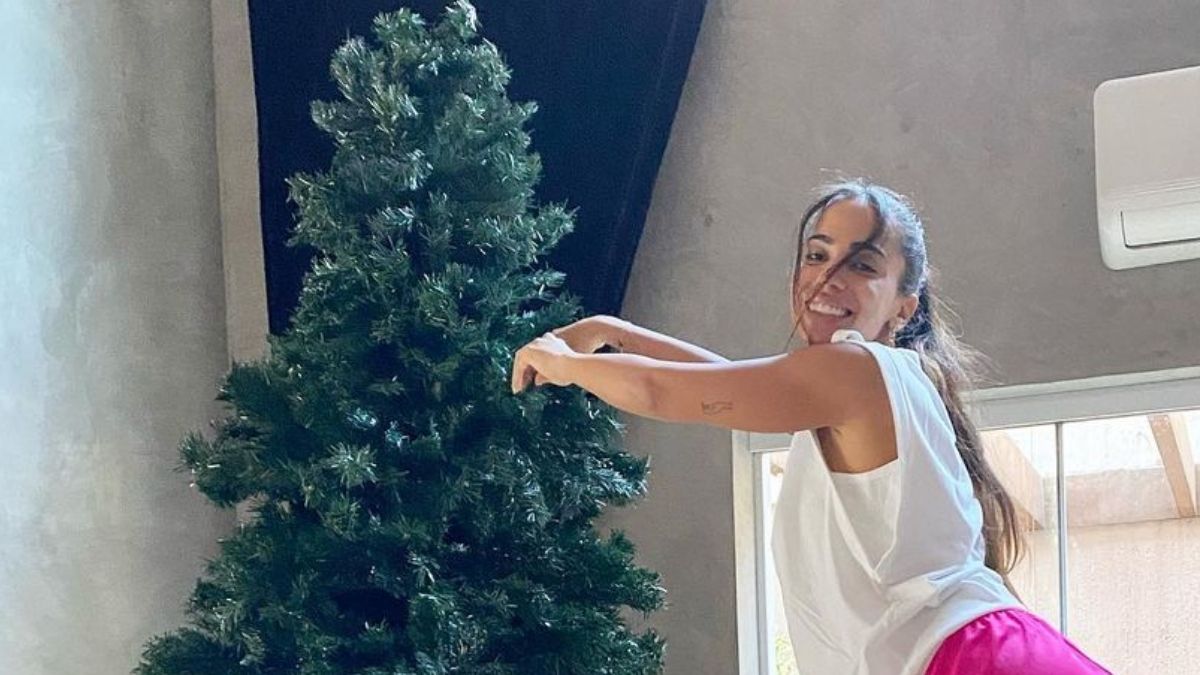 Anitta empina o bumbum ao montar árvore de natal e desconcentra os fãs
