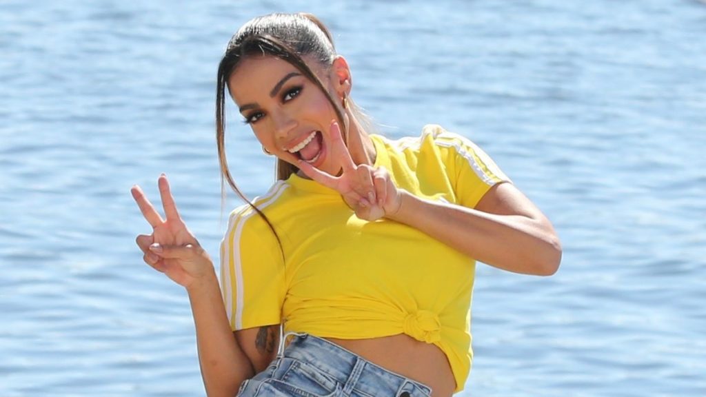 Anitta usa short de R$ 3,4 mil para curtir festa em Miami