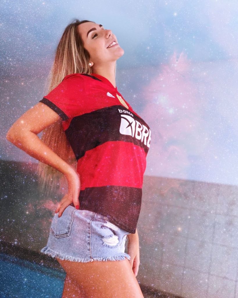 Carolina Portaluppi, filha de Renato Gaúcho, com camisa do Flamengo