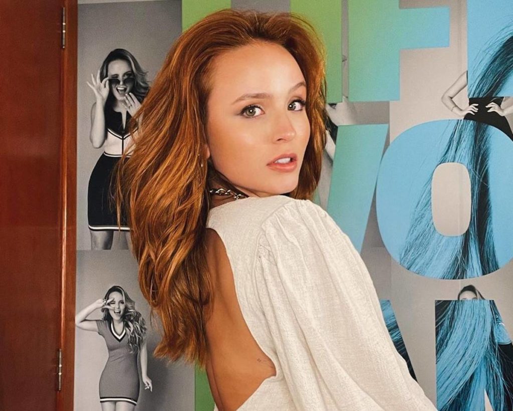 Larissa Manoela Combina Blusa Com Shortinho E Mostra Beleza